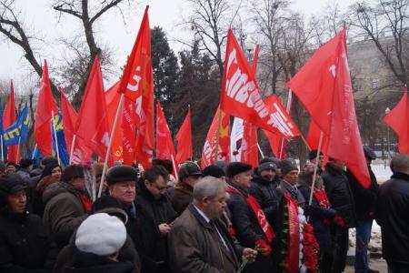Волгоградские коммунисты возложили цветы к Вечному огню в честь годовщины Сталинградской битвы