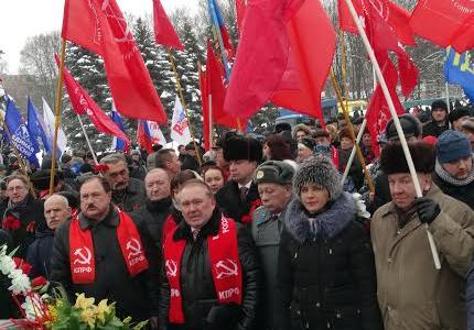 Торжественная церемония возложения венков прошла на Мемориале павших в годы Великой Отечественной войны в Курске