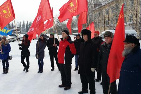 Коммунисты и комсомольцы Республики Алтай провели митинг в честь 97-й годовщины Советской Армии и Военно-Морского Флота