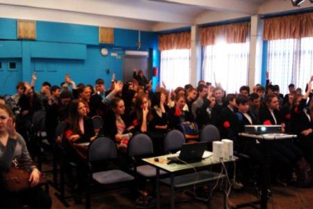 Ленинградские комсомольцы проводят уроки «Знамя нашей Победы» в школах города