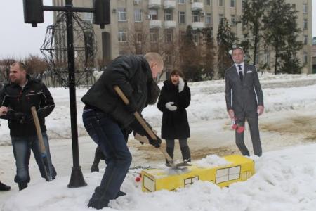 Коммунисты провели "похороны муниципального автобуса" в Пензе
