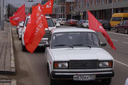 Коммунисты Краснодара отметили день освобождения города возложением цветов и красным «автопоездом»