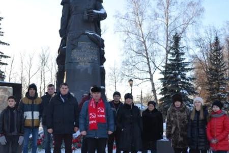 Тульские коммунисты в честь 111-ой годовщины подвига легендарного крейсера «Варяг» почтили память его командира, туляка В.Ф. Руднева