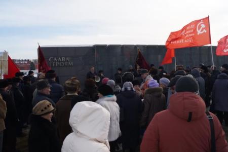 Пензенские коммунисты вышли на митинг в День Советской Армии и Военно-Морского Флота