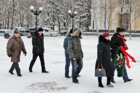 Коммунисты Благовещенска отметили 97-ю годовщину Советской Армии и Военно-Морского Флота