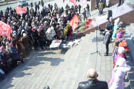 Митинг коммунистов и их сторонников у подводной лодки С-56 во Владивостоке