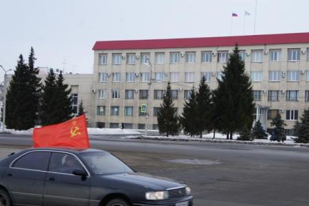 Курганские и шадринские коммунисты напомнили зауральцам, как выглядит Знамена Победы и СССР