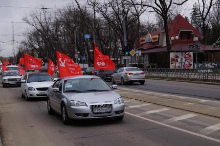 Коммунисты Краснодара отметили день освобождения города возложением цветов и красным «автопоездом»