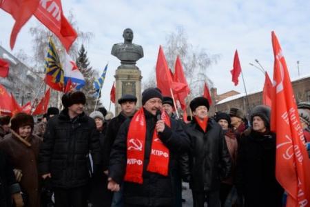 «С Днем рожденья, народная Армия!». Митинг КПРФ в честь 97-й годовщины создания Советской Армии и Военно-Морского Флота прошел в Новосибирске