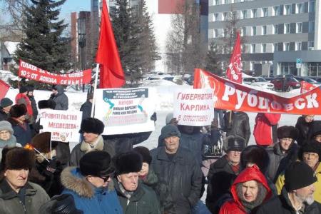 Участники митинга в Барнауле потребовали отставки правительства и губернатора Алтайского края