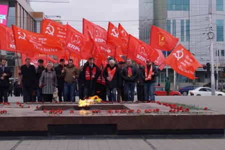 Краснодарские коммунисты организовали "красный автопоезд" в честь годовщины освобождения города от немецко-фашистских захватчиков