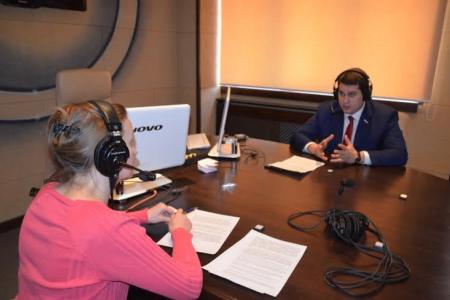 Зампредседателя Тульской областной думы, секретарь обкома партии Алексей Лебедев на радио «Милицейская волна» поздравил жителей региона с предстоящим праздником - Днем создания Красной Армии
