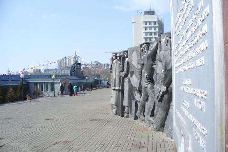 Митинг коммунистов и их сторонников у подводной лодки С-56 во Владивостоке