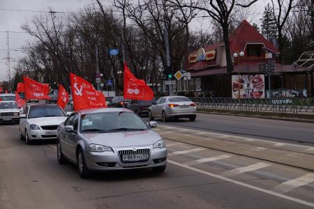 Краснодарские коммунисты организовали "красный автопоезд" в честь годовщины освобождения города от немецко-фашистских захватчиков
