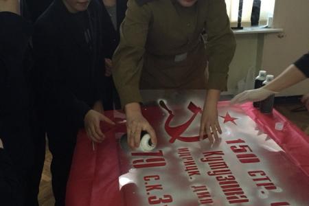 Ленинградские комсомольцы проводят уроки «Знамя нашей Победы» в школах города