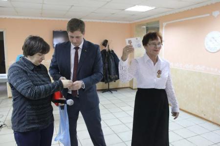 Лидер свердловских коммунистов А.Н. Ивачев поздравил ветеранов войны с наступающим днем Советской Армии и Военно-Морского Флота