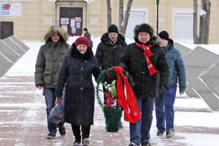 Коммунисты Благовещенска отметили 97-ю годовщину Советской Армии и Военно-Морского Флота