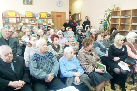 Тульская область. О.А. Лебедев отчитался перед избирателями в Узловской городской центральной библиотеке и передал в дар читателям книгу про В.А. Стародубцева