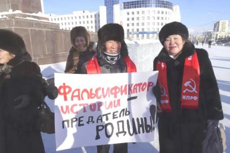 Республика Якутия. Митинг под красными флагами и транспарантами