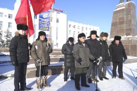 Республика Якутия. Митинг под красными флагами и транспарантами