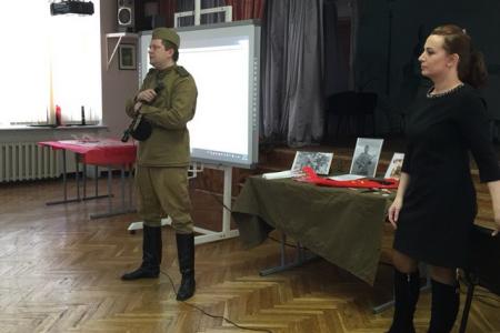 Ленинградские комсомольцы проводят уроки «Знамя нашей Победы» в школах города