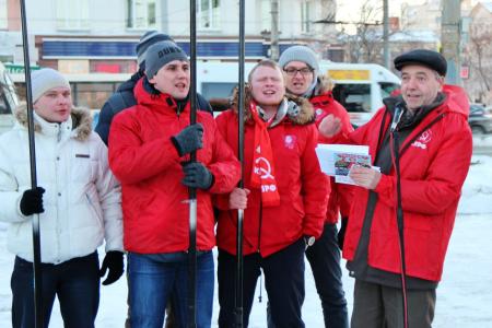 "Кризис – удавка труду и народу. Доколе терпеть нам такую свободу?!". Завершился антикризисный митинг челябинских коммунистов