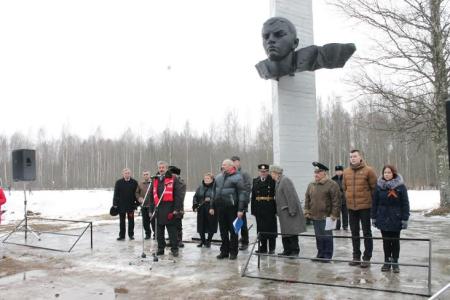 Псковские коммунисты провели митинг у комплекса Героя Советского Союза Александра Матросова