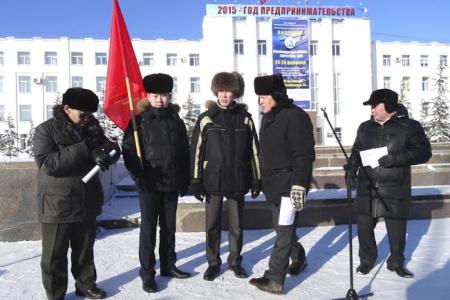 Республика Якутия. Митинг под красными флагами и транспарантами
