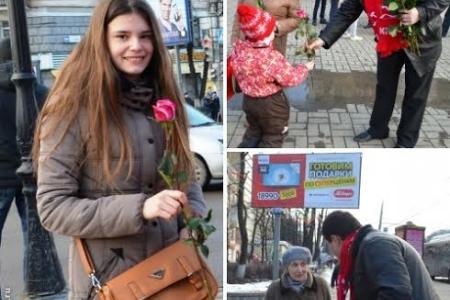Олег Лебедев и молодые коммунисты на улицах Тулы в канун праздника дарили женщинам цветы