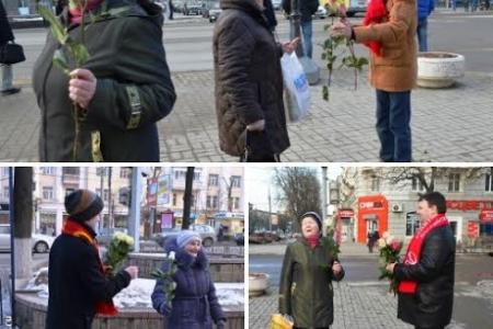 Олег Лебедев и молодые коммунисты на улицах Тулы в канун праздника дарили женщинам цветы