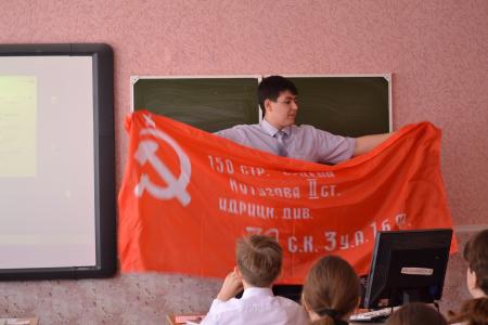 Астраханские коммунисты и комсомольцы продолжают проводить открытые уроки "Знамя нашей Победы"