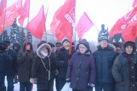 "Власть и собственность - народу!". Новосибирские коммунисты провели антикризисный пикет