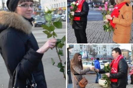 Олег Лебедев и молодые коммунисты на улицах Тулы в канун праздника дарили женщинам цветы