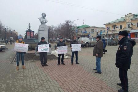 Комсомольцы Белгородской области провели пикеты против антисоветизма «Сванидзе, хватит врать!»