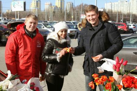 Свердловский обком поздравил женщин с 8 марта