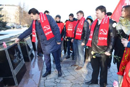 Тульская область. Возложение цветов в честь Великого Сталина к стеле одноименного города-героя Сталинграда на площади Победы