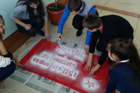 Первый секретарь ЦК ЛКСМ РФ Анатолий Долгачев провел открытый урок, посвященный Знамени Победы, в поселке Дунай Приморского края