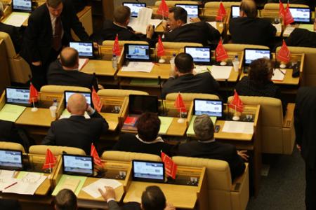 Известия: Депутаты КПРФ хотят законодетально запретить чиновникам траты на пиар