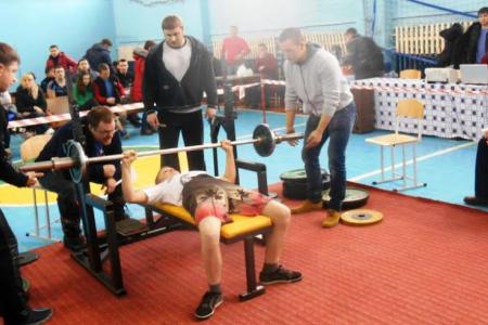 В здоровом теле – здоровый дух. Курганские коммунисты приняли участие в проведении открытого Кубка города по классическому жиму лежа