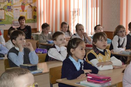 Астраханские коммунисты и комсомольцы продолжают проводить открытые уроки "Знамя нашей Победы"