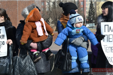 Забайкальские коммунисты присоединилось к пикету многодетных матерей, прошедшему в Чите