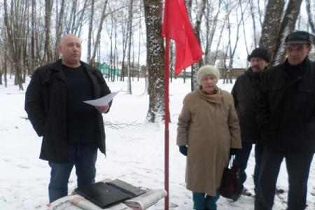 В городе Валдай Новгородской области состоялся митинг КПРФ против отмены льгот и за отставку Правительства РФ