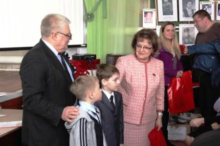 Саратовская область. Депутат-коммунист Ольга Алимова наградила победителей конкурса «Детство, опаленное войной»