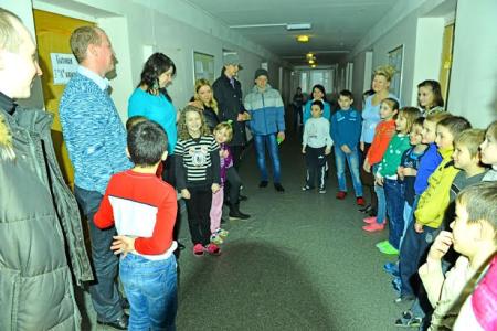 Комсомольцы Иванова поздравили юных воспитанниц Интердома с праздником