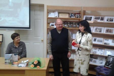 Второй секретарь крымских коммунистов М.М. Голубев принял участие в презентации книги поэтессы Ольги Голубевой