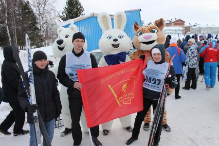 Ямало-Ненецкий автономный округ. Комсомольцы Тарко-Сале вышли на старт «Лыжни России-2015»