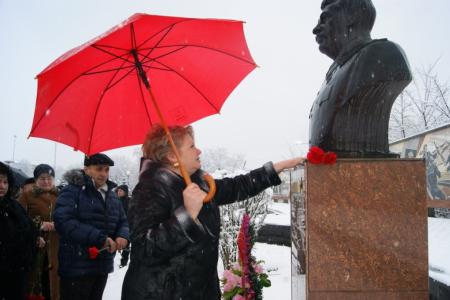 Коммунисты Северной Осетии возложили цветы к памятникам и бюстам И.В. Сталина