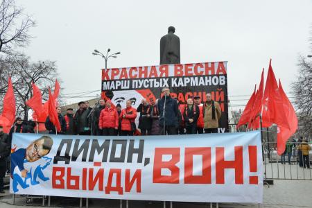 Lifenews: На многотысячном митинге в Москве коммунисты потребовали отставки правительства