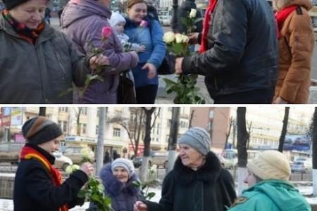 Олег Лебедев и молодые коммунисты на улицах Тулы в канун праздника дарили женщинам цветы