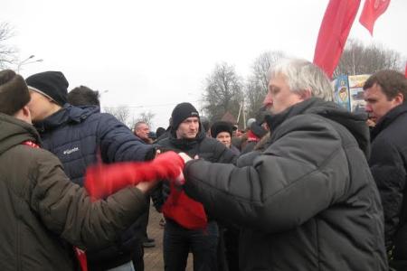 Хулиганы напали на делегацию Псковского горкома КПРФ у памятника 6-й роте